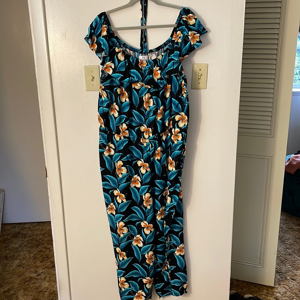 worn once! Floral Jumpsuit with pockets!